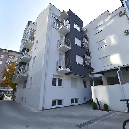 Apartment Sinisa With Garage โนวีซาด ภายนอก รูปภาพ